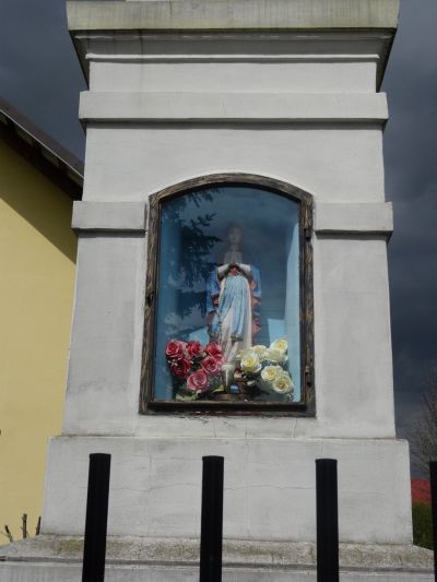 Figurka Matki Bożej w niszy środkowej kondygnacji w ścianie południowo-zachodniej kapliczki przy ul. Pogwizdowskiej 216. Materiały Biura Miejskiego Konserwatora Zabytk&oacute;w UM Rzeszowa